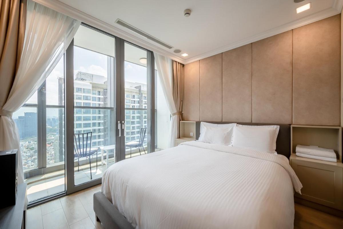 1 Beautiful bedroom on high floor in Landmark 81