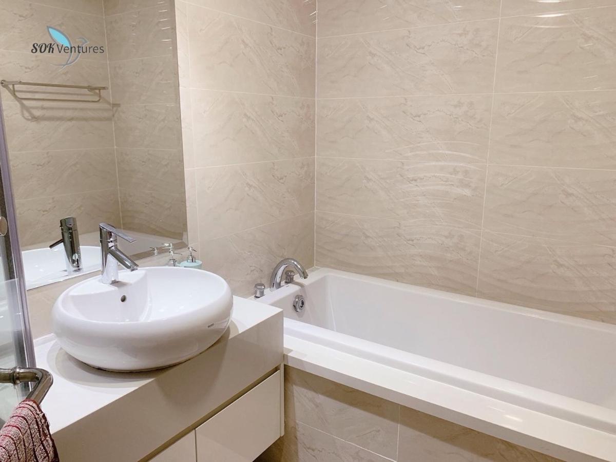 1-bedroom Apartment with Balcony - Landmark + VCP