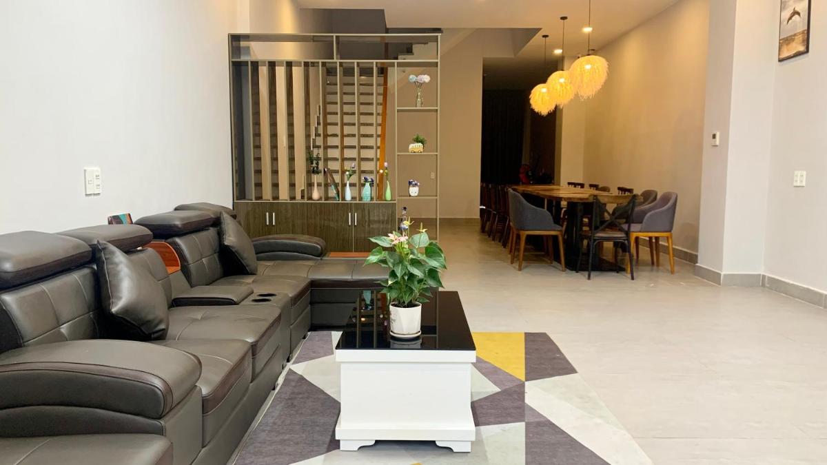 8BR west coast Phu Quoc beach townhouse shared swimming pool