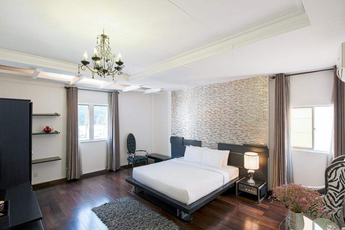 A&EM - The Petit Hotel