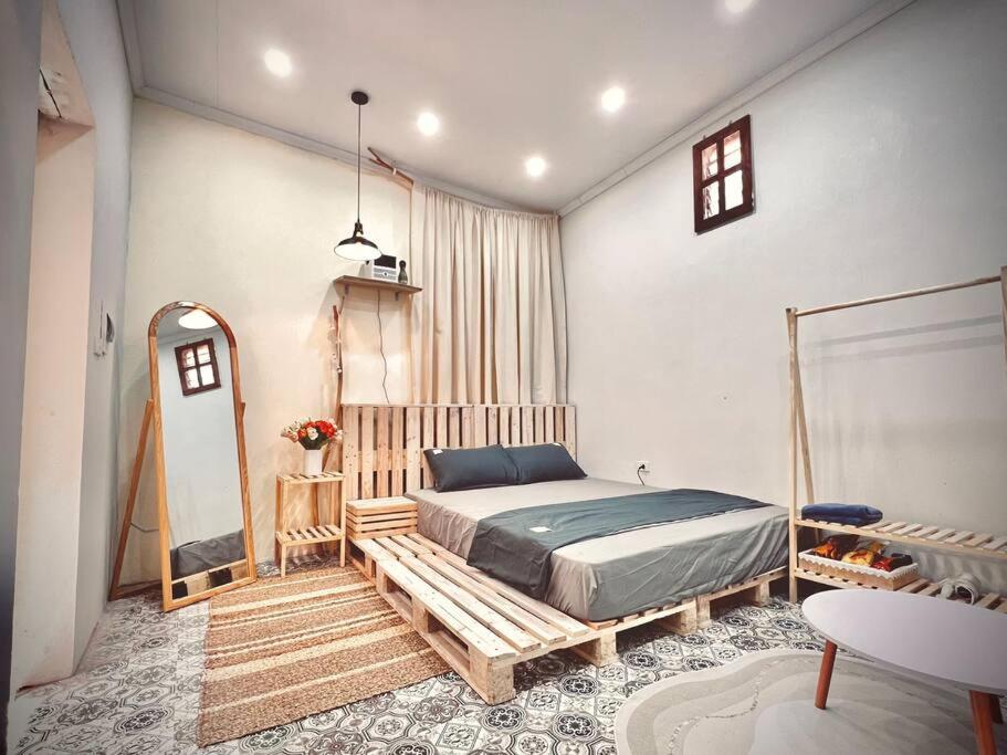 Comfortable Flat, Old Quarter, Netflix Projector