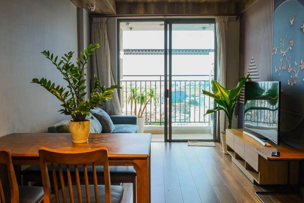Cozy apartment with Airport runway view - 2BR GYM and POOL