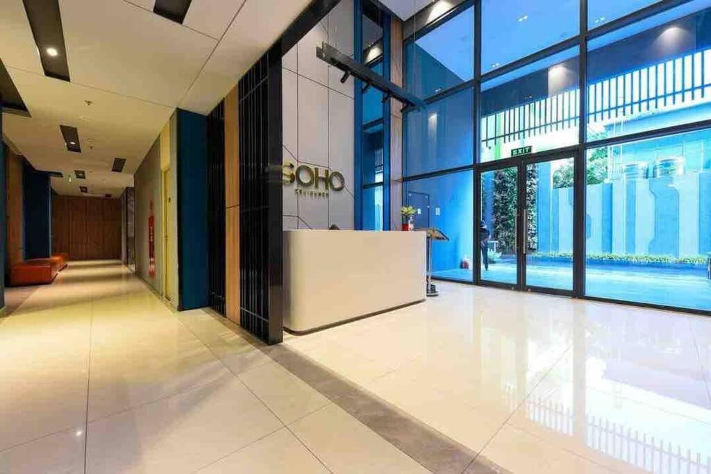 Fuzzi - Downtown modern 1BR near BuiVien walking street SOHO