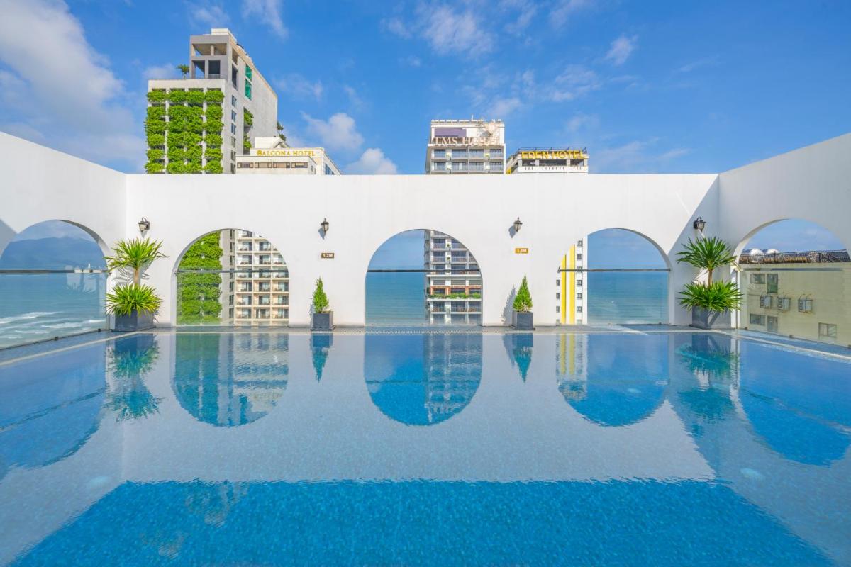 Golden Lotus Hotel Da Nang - Rooftop Bar Sea View