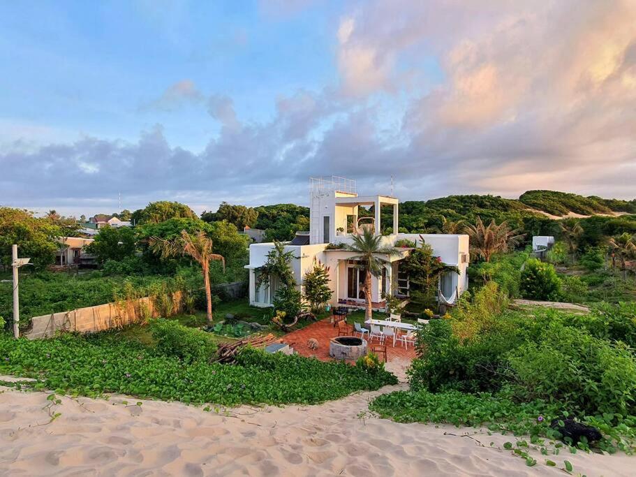 Hồ Lân Retreat, Beachfront Villa, 4 Bedrooms, Private Pool