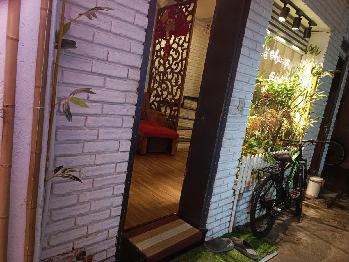 Hoan Kiem lake center