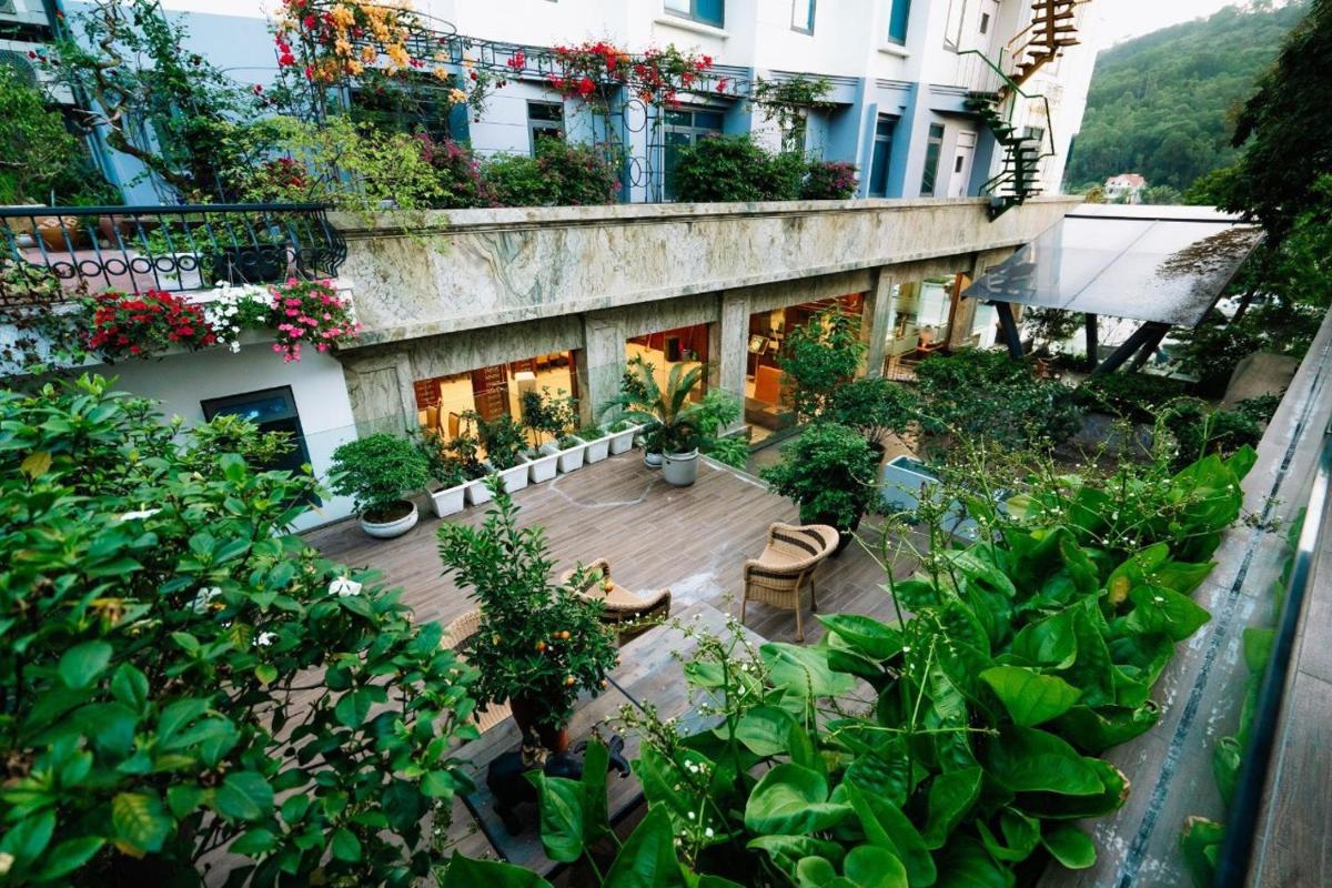 Lake Hills Hotel