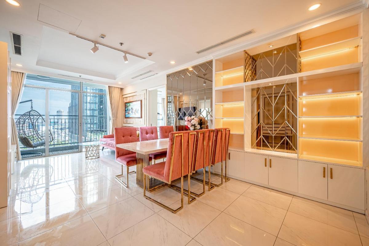 Large apartment with pool view