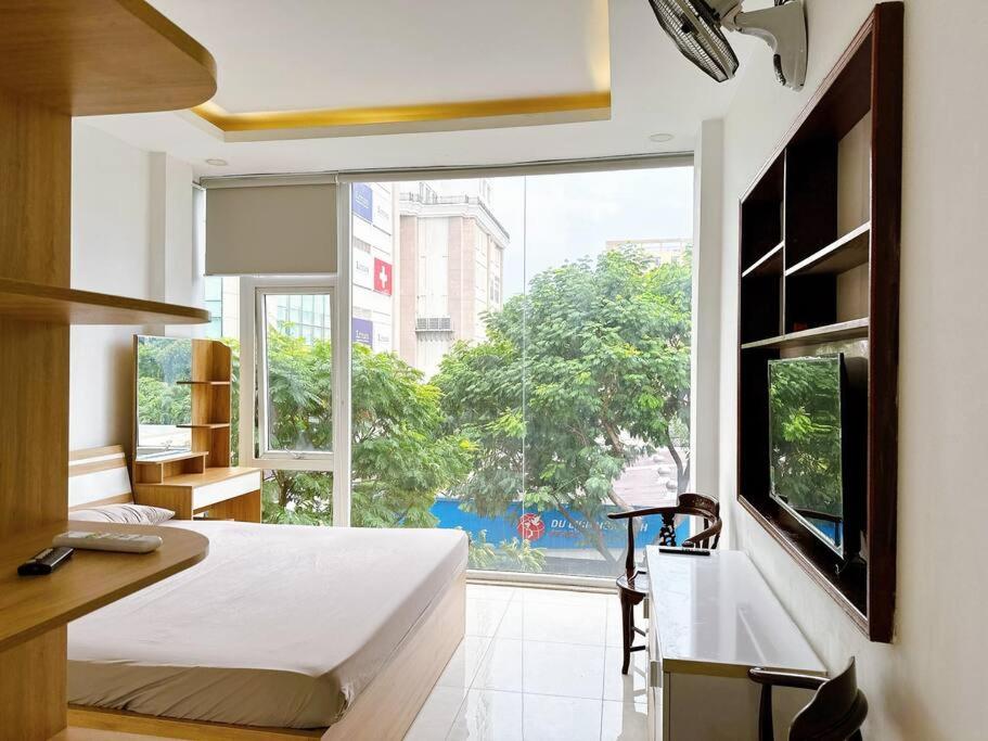 Mặt tiền Quận 3 - Nhà kính view đẹp - có thang máy