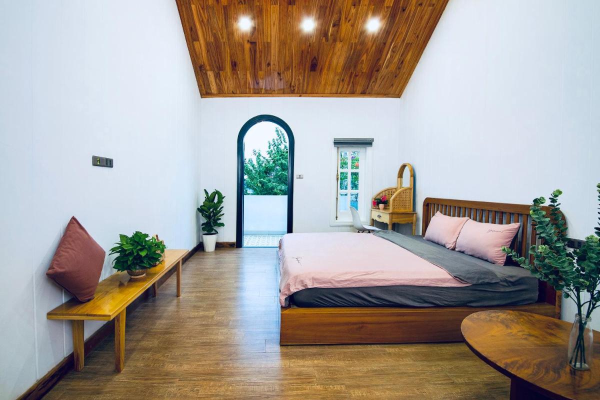 May house - Entire romantic 3 bedroom villa with pool