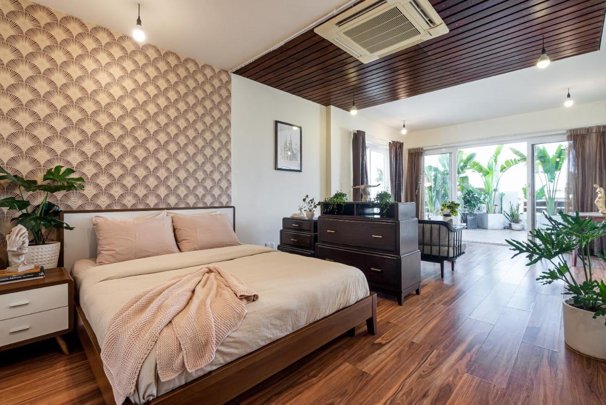 Rooftop Apartment with Garden Bathtub