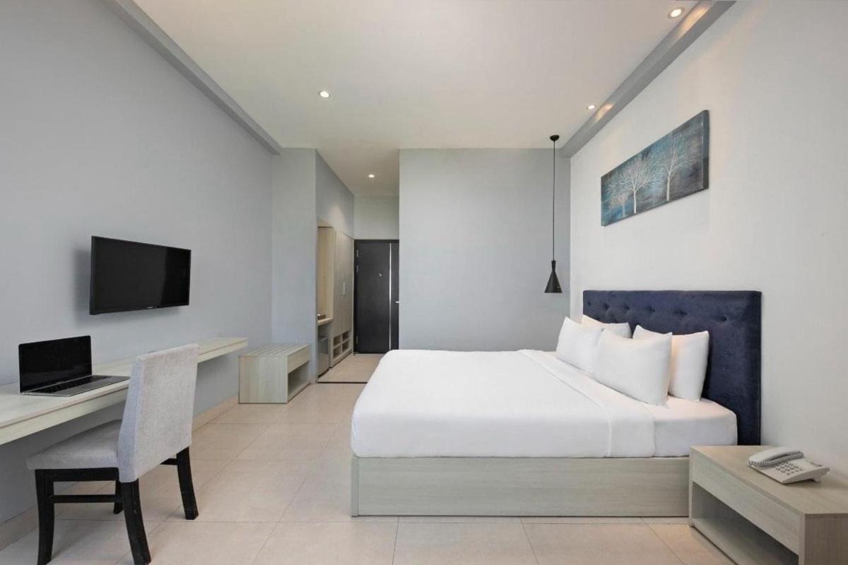 Salem Riverside Hotel Room
