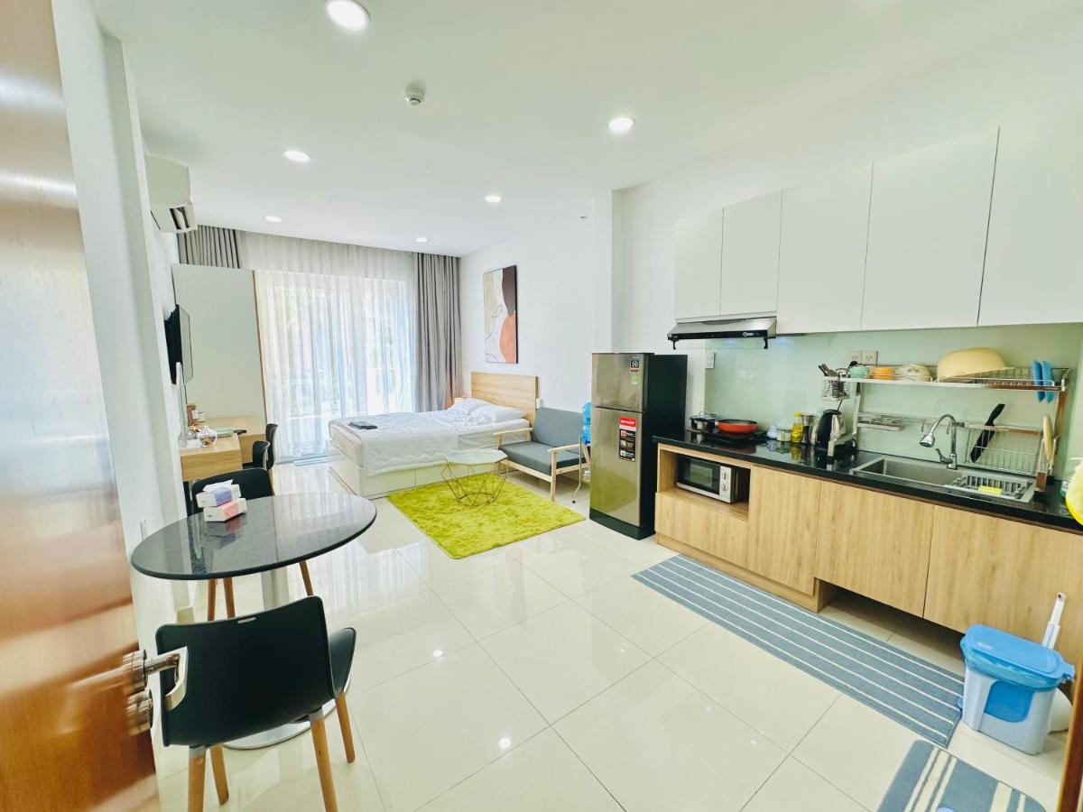 Spacious & modern 1BR w balcony 302