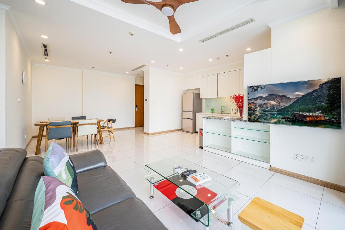 Spacious Simple 3BR AP a minute's walk LANDMARK 81