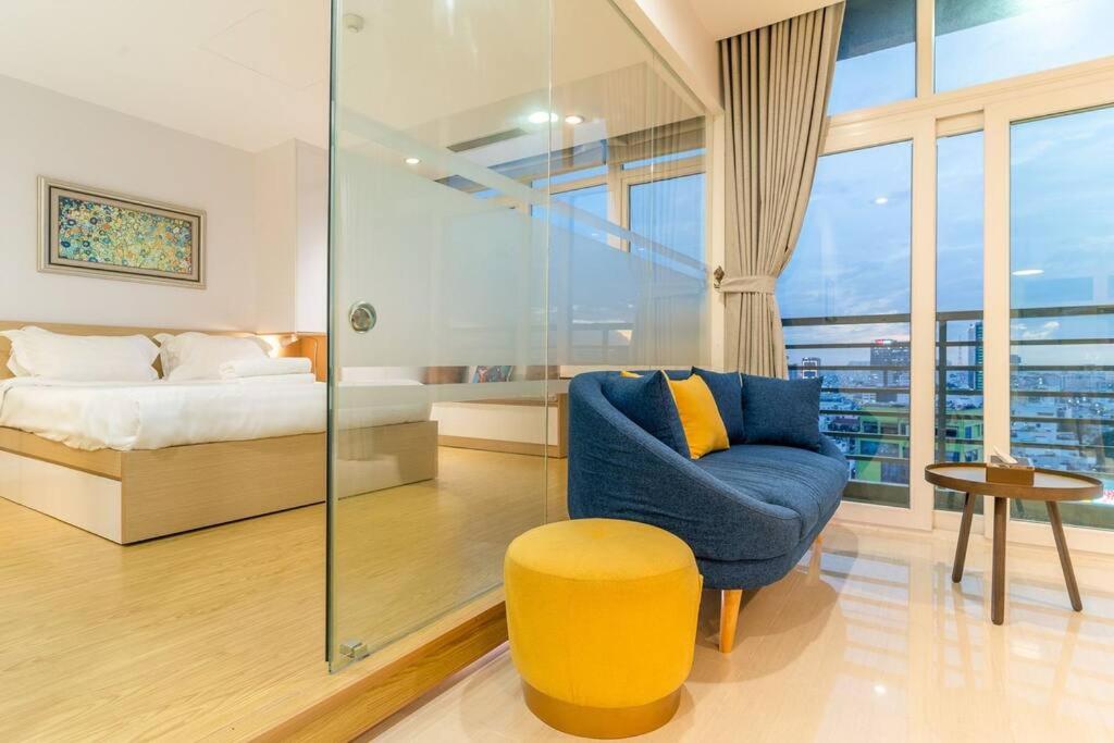 The Rixx Stylish in D1 at Ben Thanh with Netflix pool bathtub