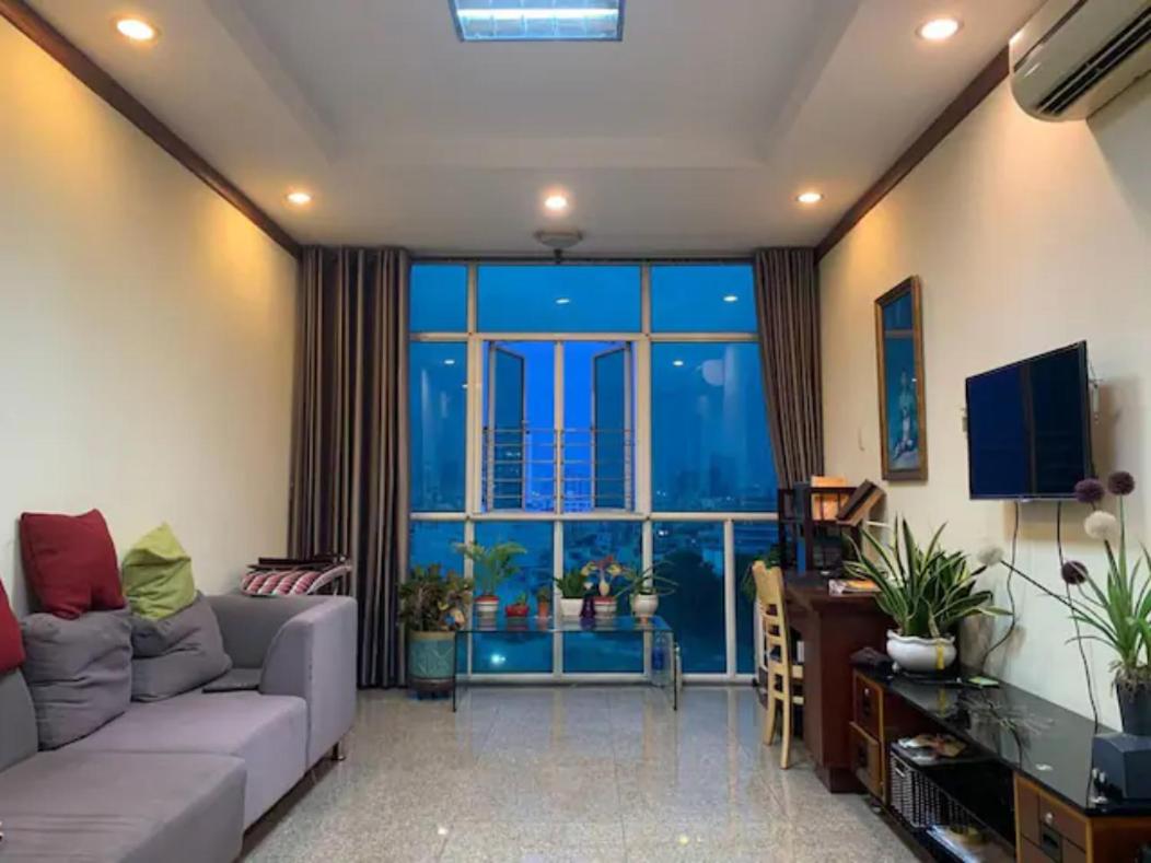 Urban Comfort Retreat - Cozy Room with Shared Bath