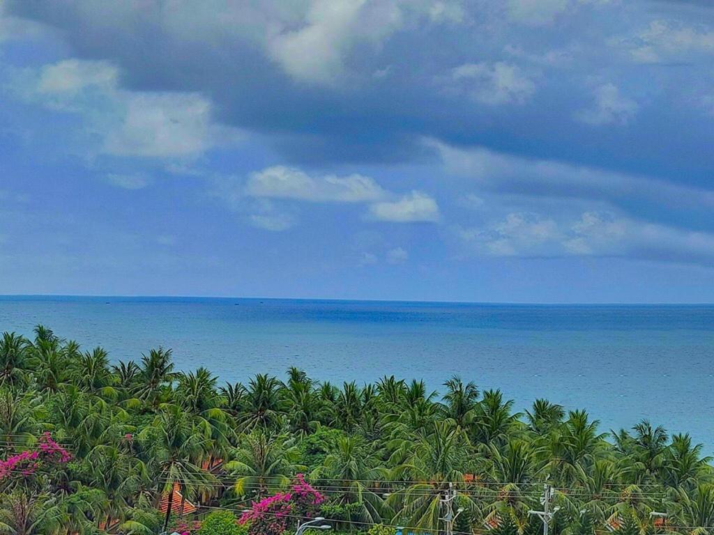 Victoria guest house 63 Tran Hung Dao 1 minute walking to beach