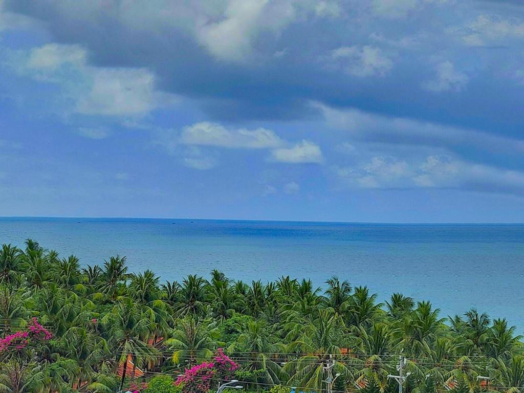 Victoria Phu Quoc hotel 1 minute walking to beach, near to night market