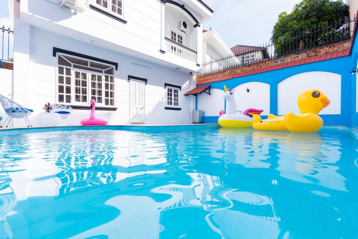Villa 8 Phòng Ngủ - Bida - Dàn Karaoke - Sân Vườn - Hồ Bơi To - Gần Biển
